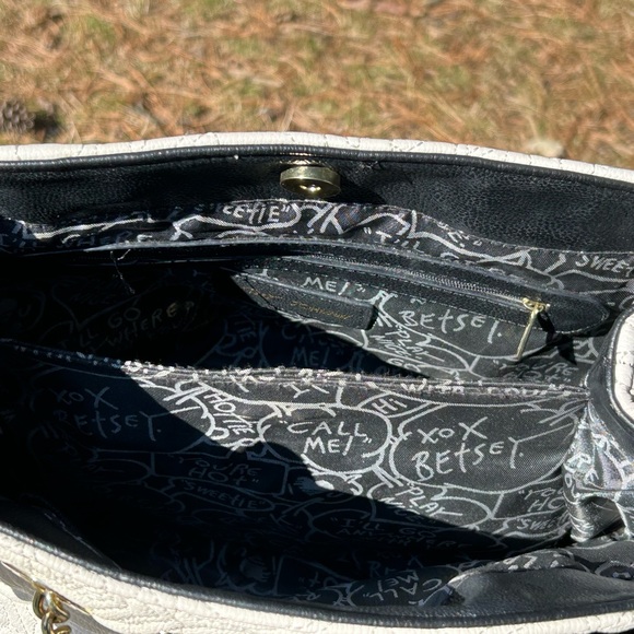 NWOT Betsey Johnson flower purse - Picture 6 of 10